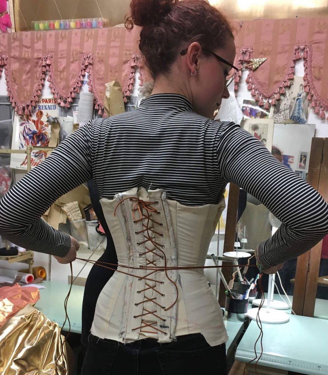 Les habilleurs de scène